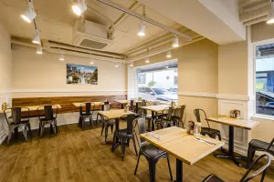 따뜻한 우드톤의 캐주얼 다이닝 인테리어